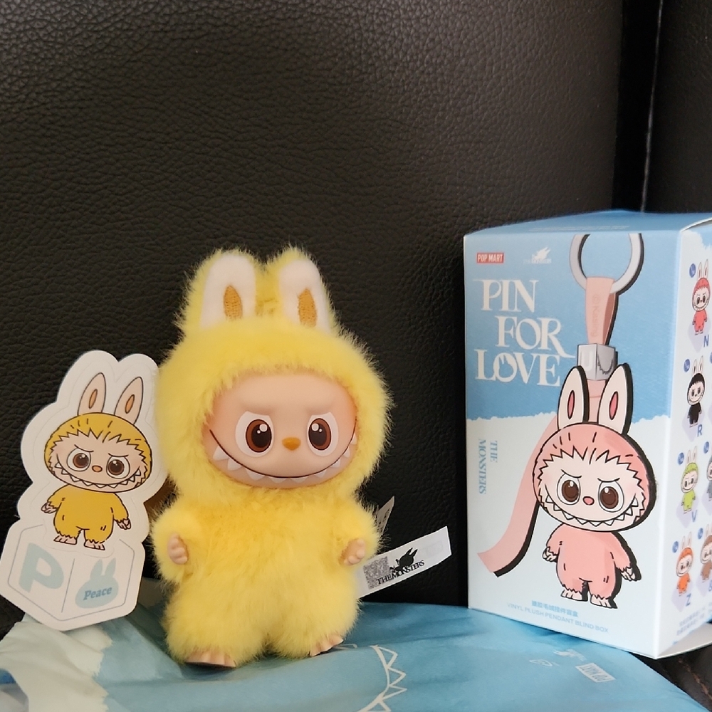 "P" PIN FOR LOVE - POPMART LABUBU PLUSH PENDANR